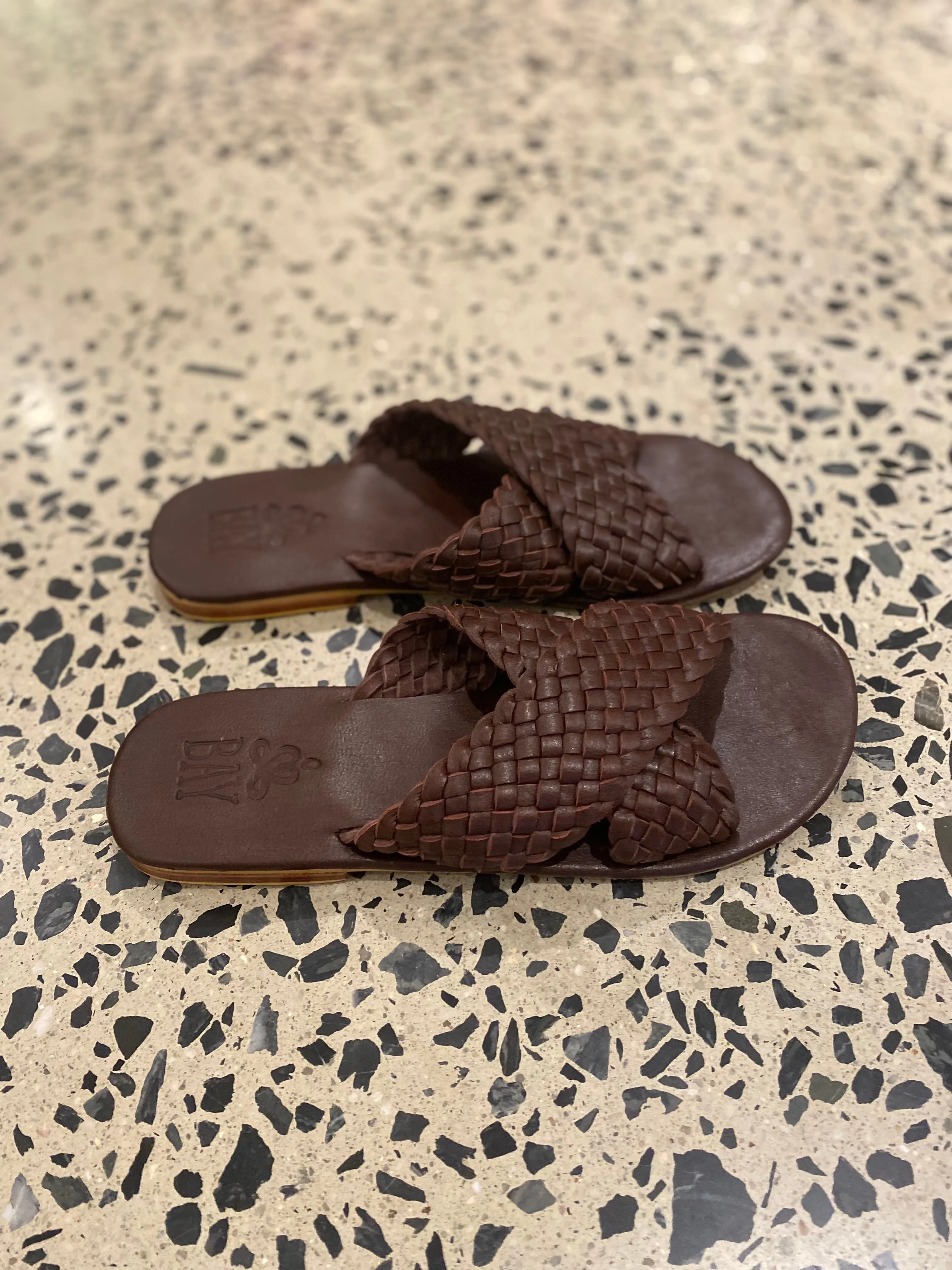 CROSSOVER PLAITED SLIDE - Chocolate