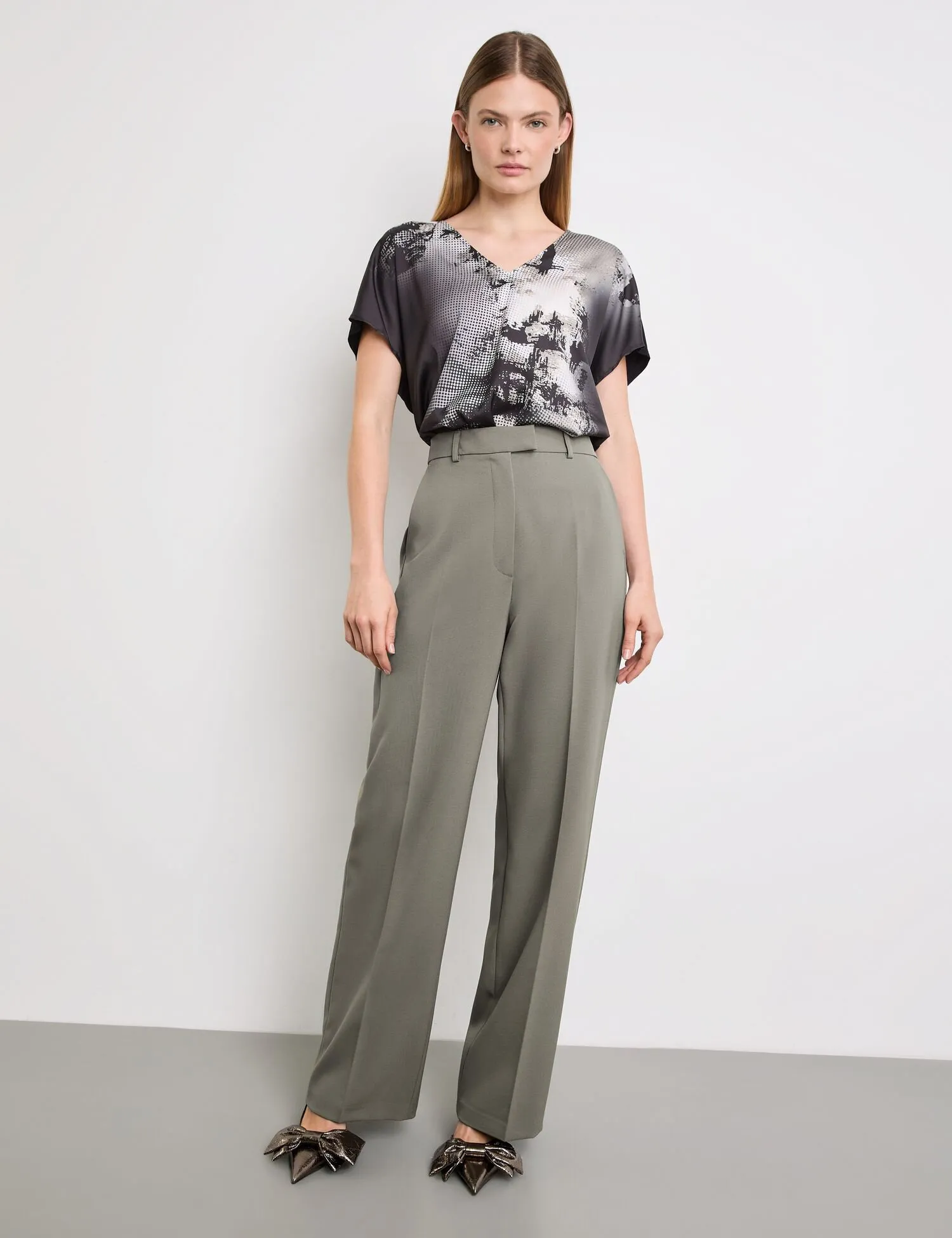 Elegant trousers with a wide leg