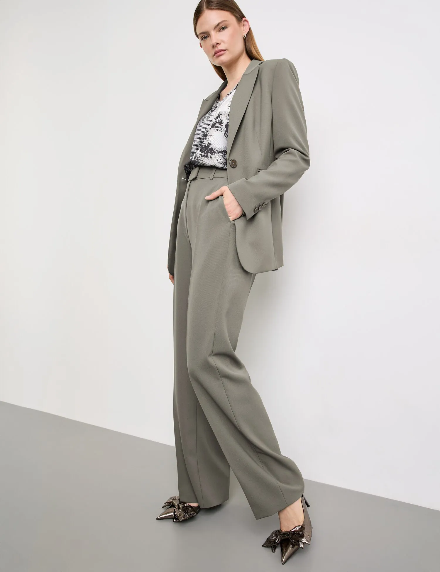 Elegant trousers with a wide leg