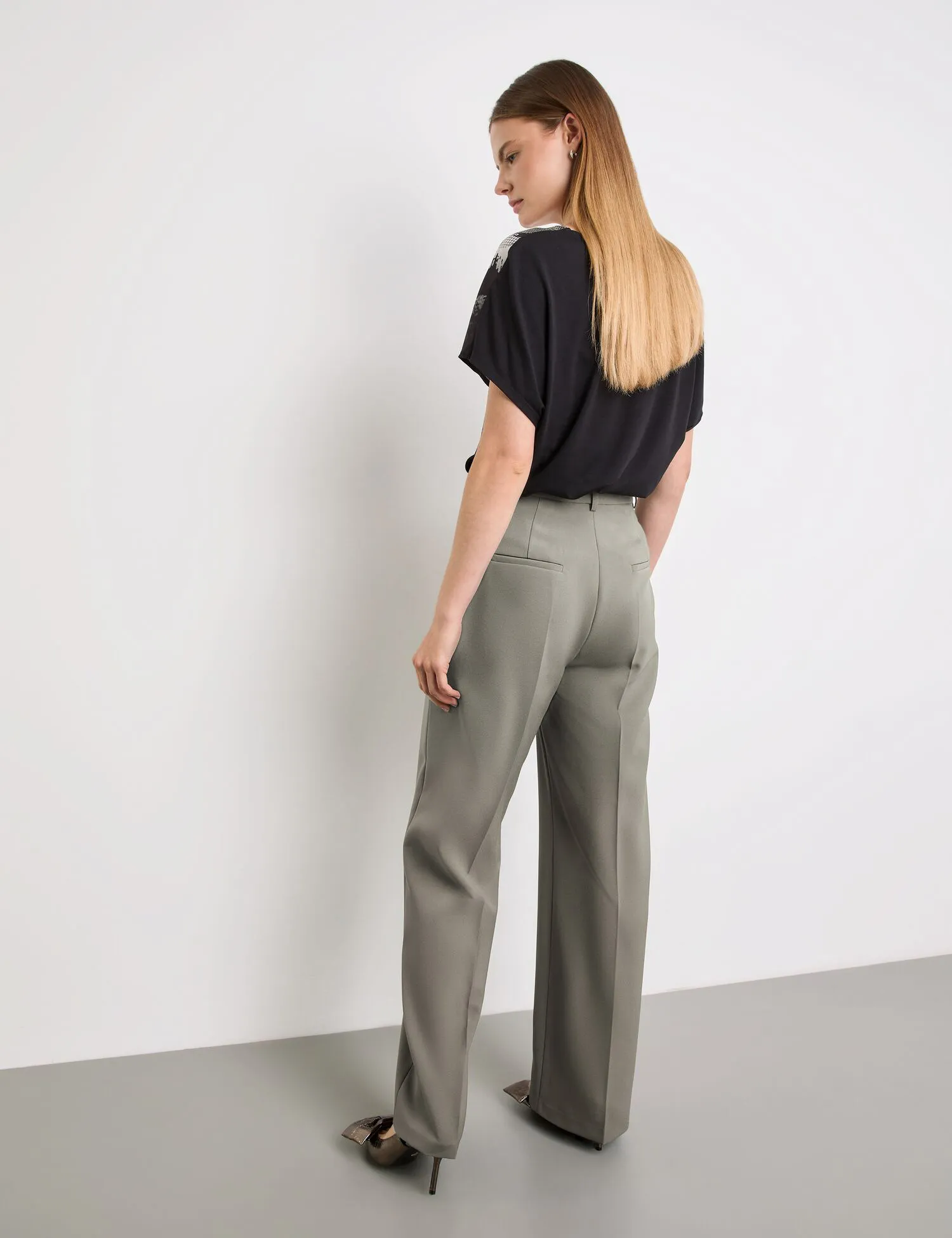 Elegant trousers with a wide leg