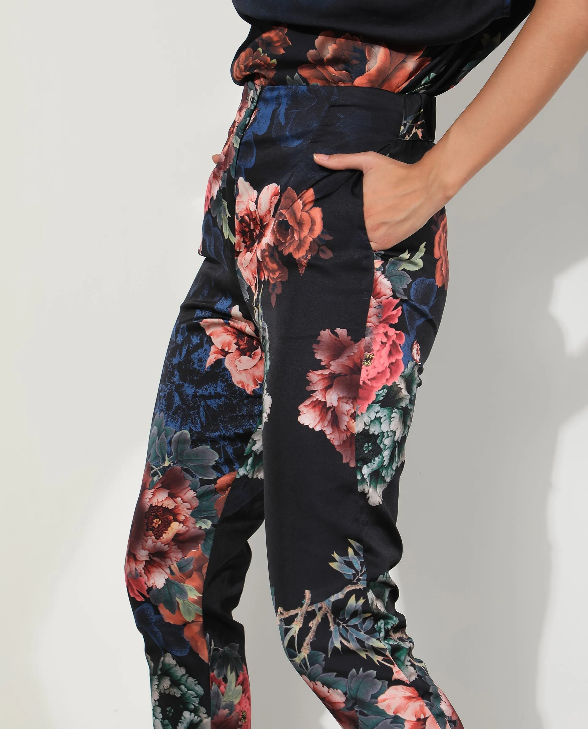 Rareism Women Wingadium Black Modal Fabric Regular Fit Floral Print Ankle Length Trousers