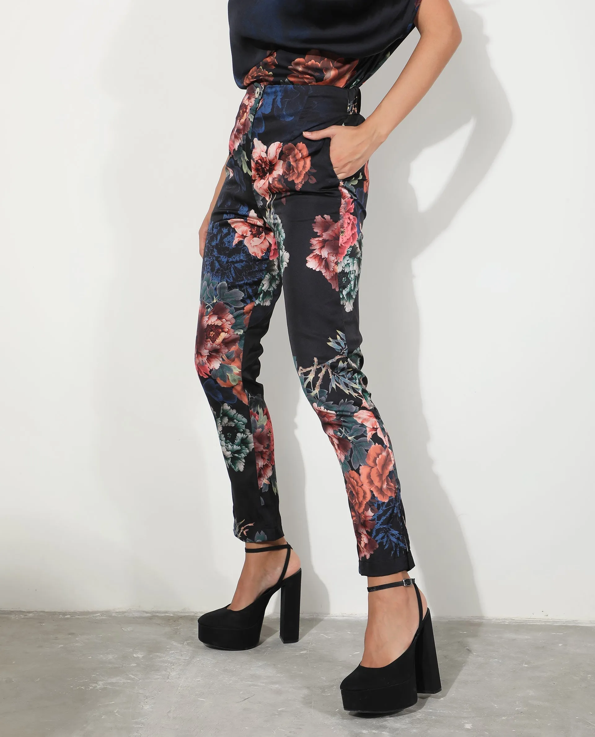 Rareism Women Wingadium Black Modal Fabric Regular Fit Floral Print Ankle Length Trousers