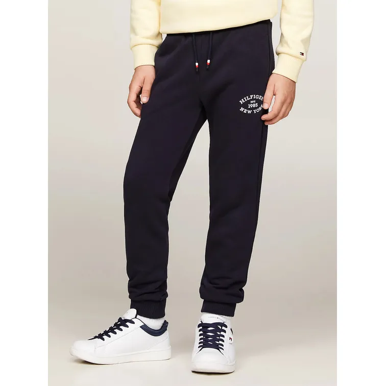 Tommy Hilfiger joggers para niños con logo aterciopelado.