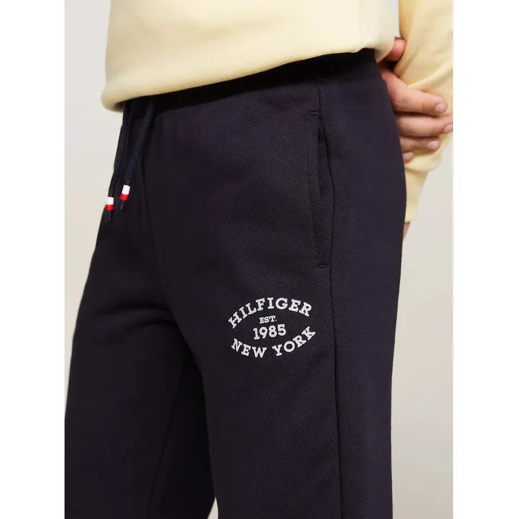 Tommy Hilfiger joggers para niños con logo aterciopelado.